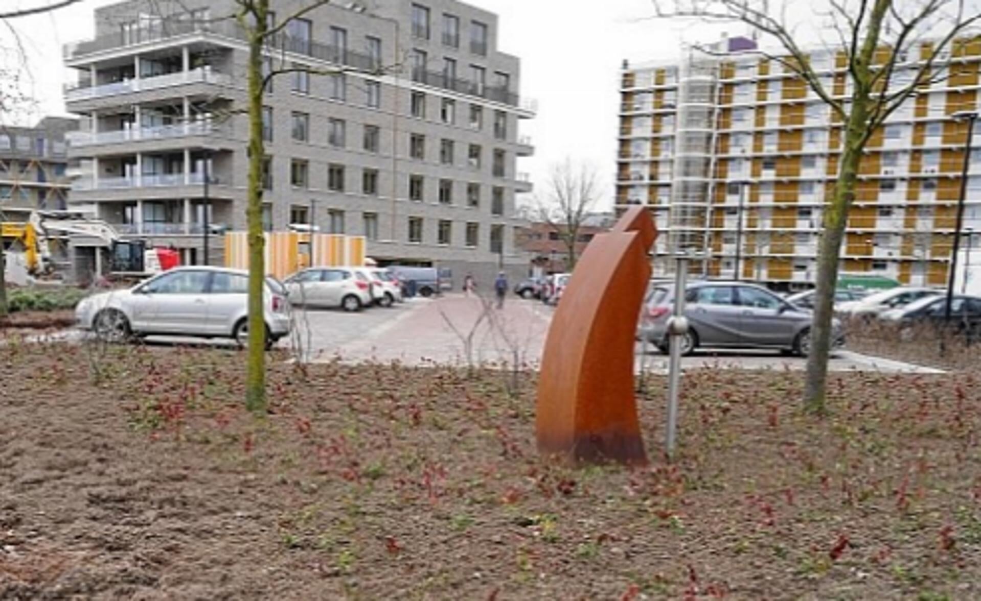 Het in 2013 onthulde kunstwerk Beeld op Hendrik Verhees van Marten Groen wordt sinds kort omgeven door struikjes.