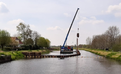 <p>Vanaf de stuw (die later wordt verplaatst en vervangen voor een kleinere versie) richting Nergena is te zien hoe de kuip wordt aangelegd.</p>
