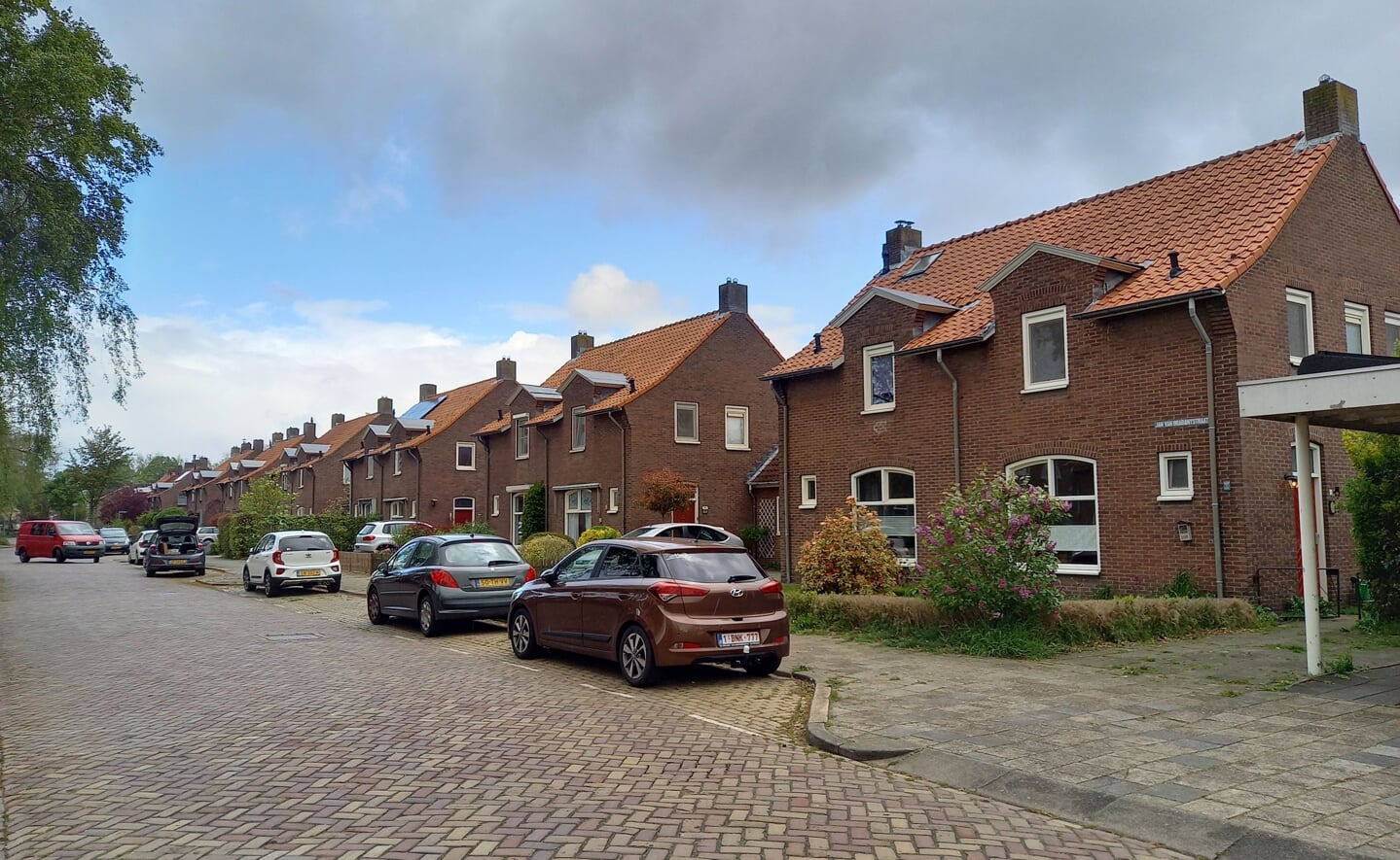 De tweekappers aan de Jan van Brabantstraat zijn deels huur- en deels koopwoningen. Van sloop is aan deze kant van de straat geen sprake; wel worden de huurhuizen gerenoveerd door woonstichting Joost. 
