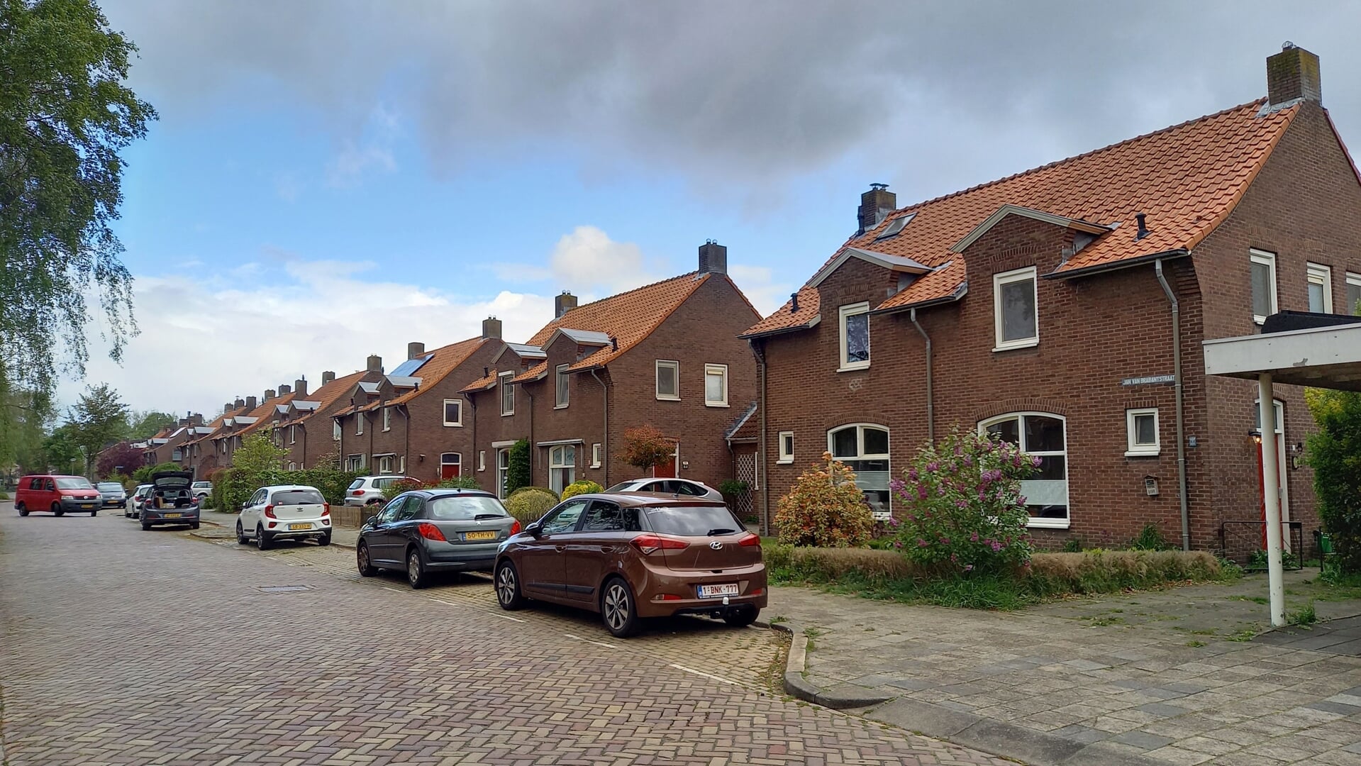 Deze tweekappers in de Jan van Brabantstraat zijn deels huur- en deels koopwoningen. (Foto: Jan Hermens).