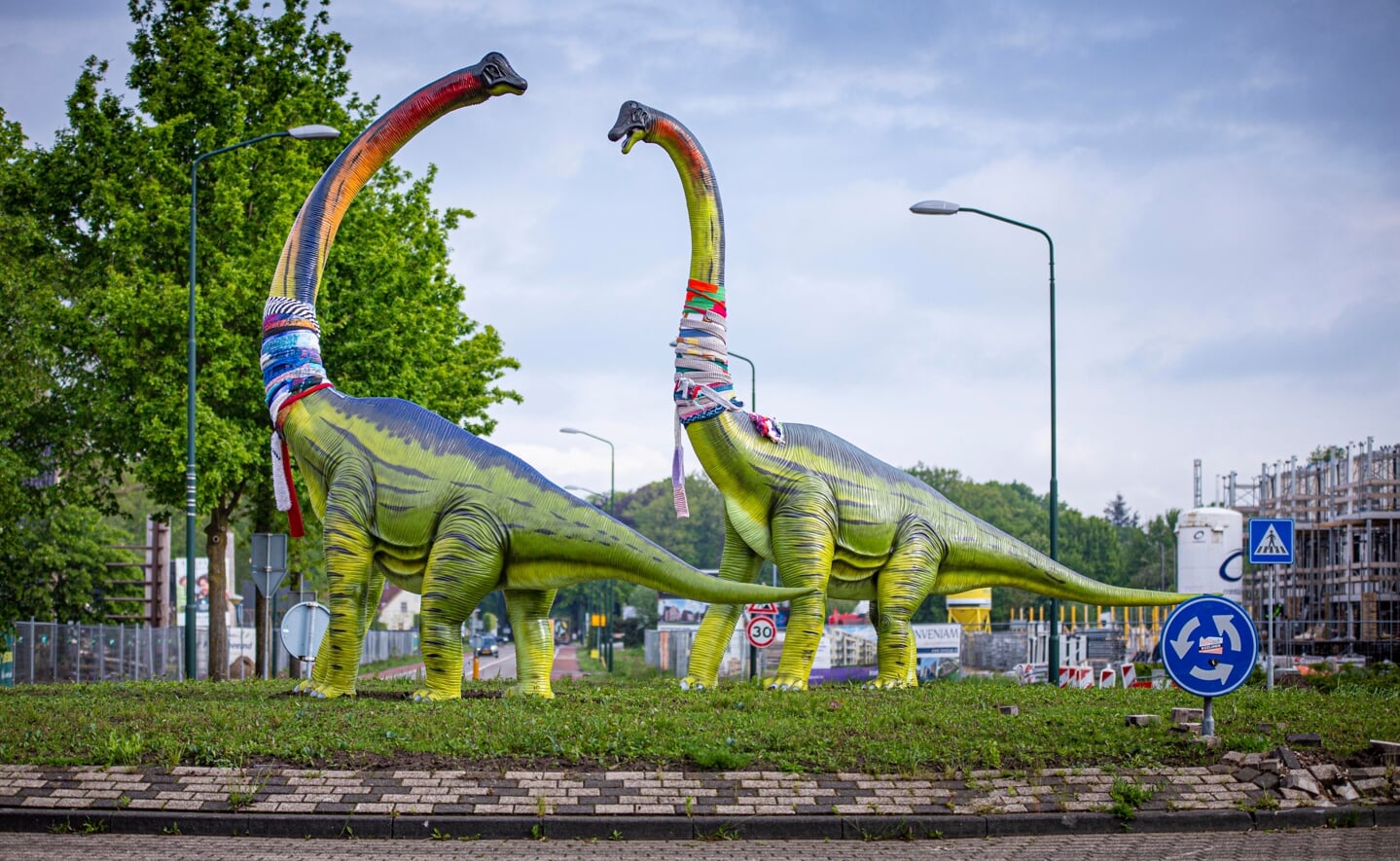 Deze dino's staan op een rotonde. Binnenkort prijken er zulke giganten op spaarplaatjes.
