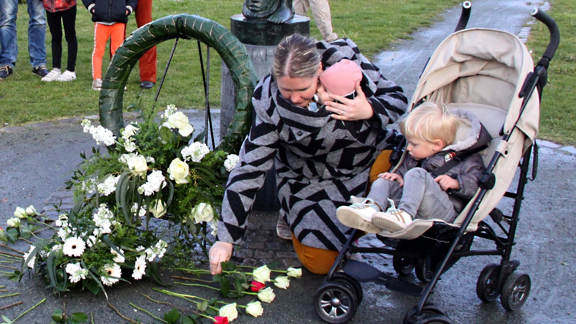 Deelnemers aan dodenherdenking leggen bloemen bij het oorlogsmonument in Liempde.