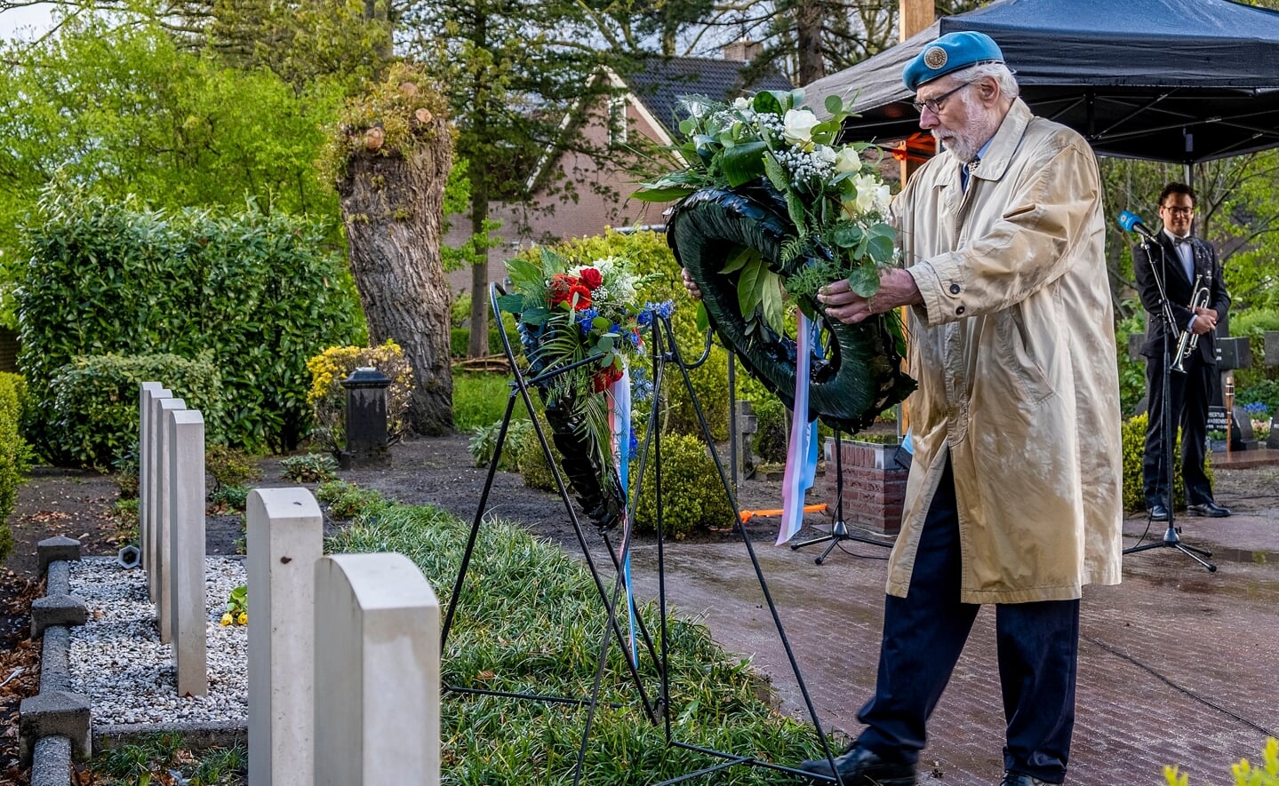 Theo Raaijmakers van Stichting Veteranen Boxtel legde dinsdagavond een krans bij de graven van de RAF-piloten op het Heilig Hartkerkhof.