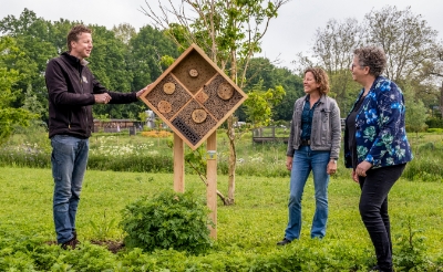 <p>Leon Gerrits van Bijenhotelkopen.nl maakte de insectenhotels, Sandra Verhagen vertegenwoordigde Orbis en wethouder Désiré van Laarhoven was namens de gemeente bij de plaatsing van het eerste exemplaar. (Foto: Peter de Koning).</p>