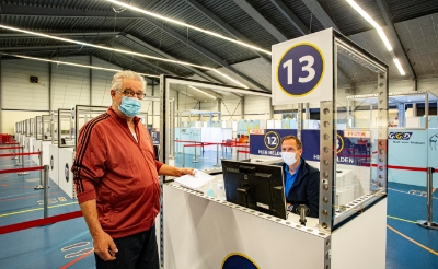 <p>Sjef van Kessel uit Sint-Michielsgestel was een van de mensen die zich in Boxtel liet vaccineren. </p>