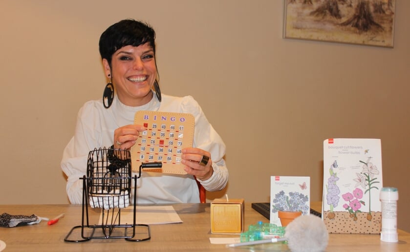 Sociaal werker Kim van Zandbeek van Dagje Thuis zit klaar voor de (verhalen)bingo. Foto Wendy van Lijssel