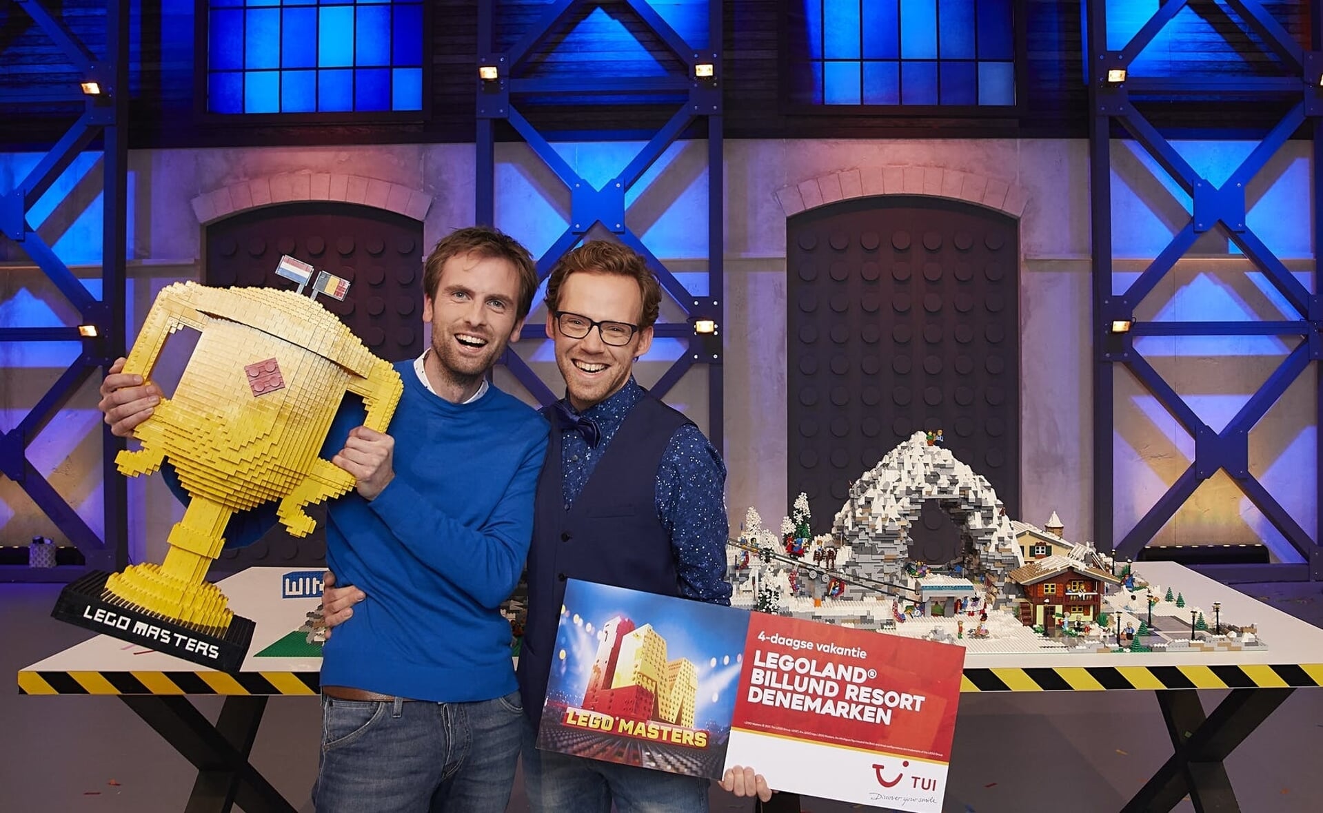 Thomas Goelen (links) en Roy Franssen, winnaars van het televisieprogramma Lego Masters 2021, beoordelen de inzendingen van BlokjesBazen. Legoliefhebbers kunnen tot en met 1 juni een creatie posten.  