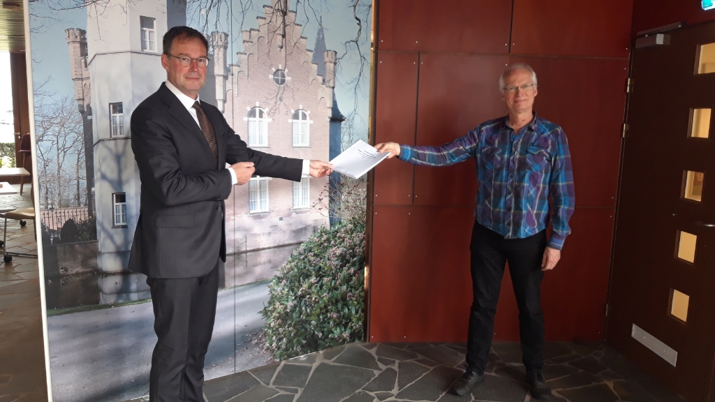 <p>Burgemeester Ronald van Meygaarden ontvangt de bezuinigingstips die werden aangedragen door inwoners. Namens een werkgroep uit de gemeenteraad overhandigde Stefan de Nijs (Combinatie95) het boekwerk.</p>