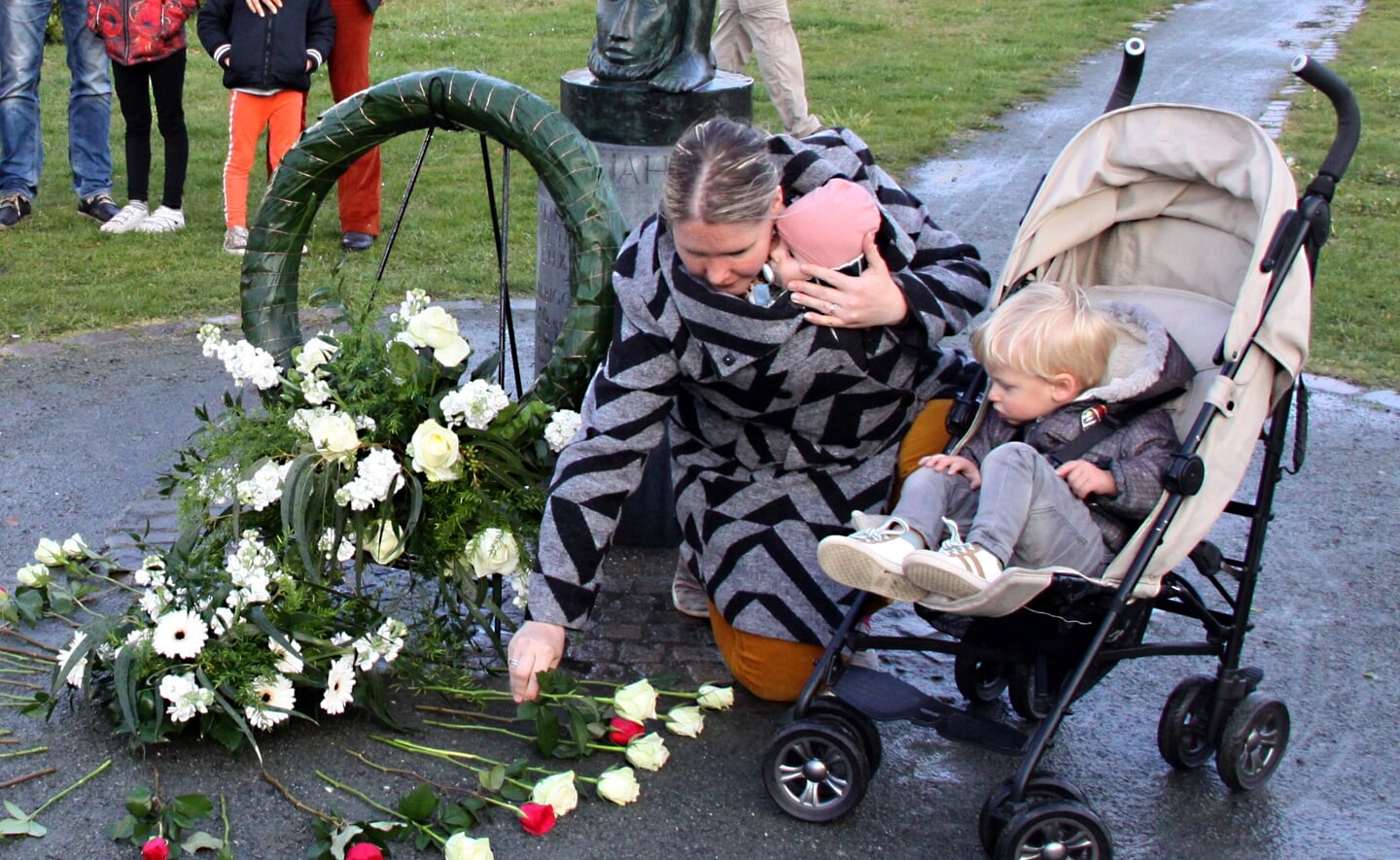 In Liempde legden enkele bezoekers van de dodenherdenking rozen bij het oorlogsmonument. 