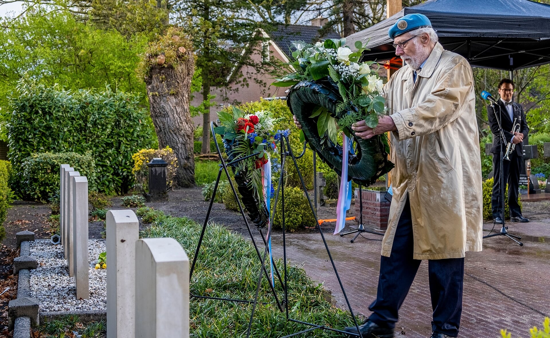 Theo Raaijmakers legt een krans namens Stichting Veteranen Boxtel.