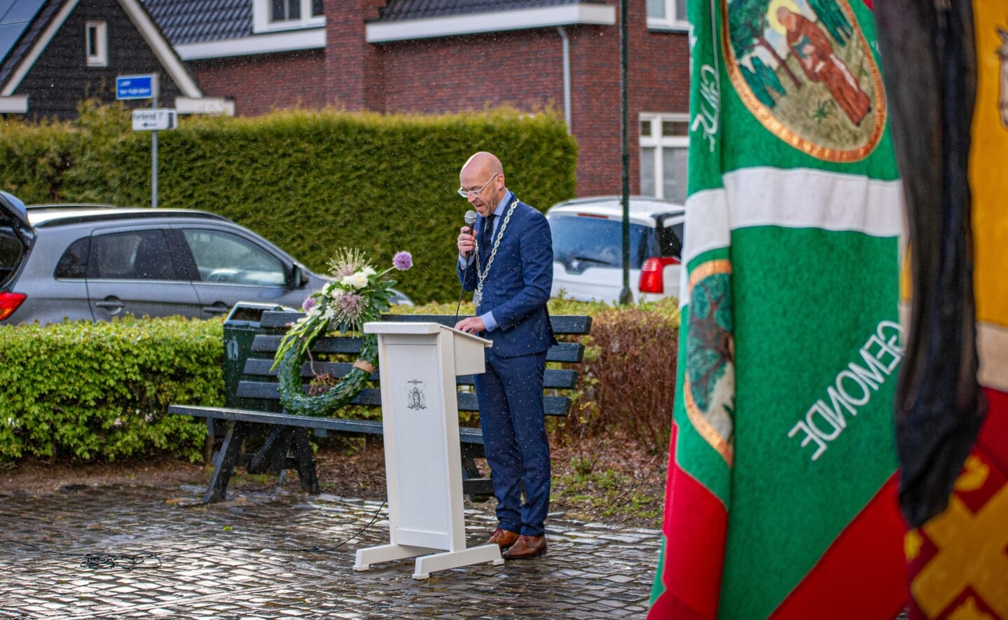 Burgemeester Han Looijen van Sint-Michielsgestel sprak enkele woorden bij de herdenking in Gemonde. 