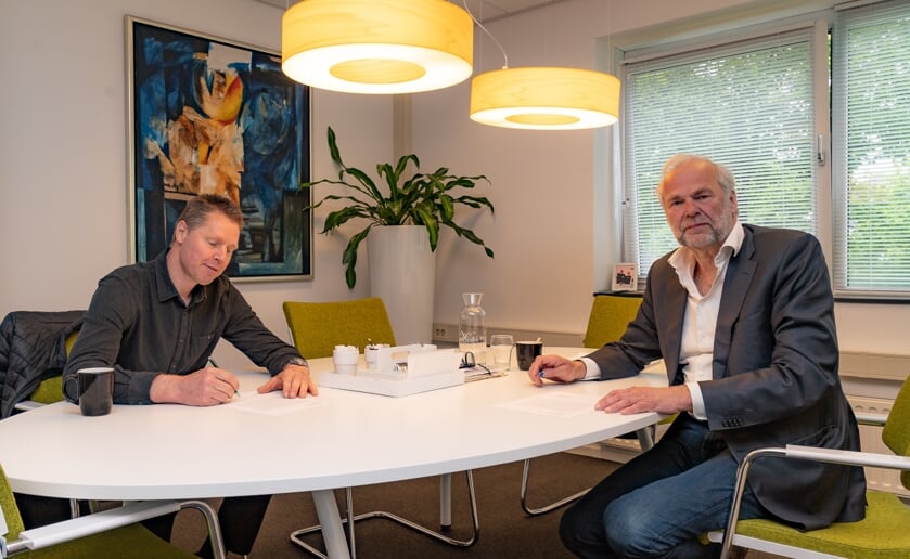 Samen met wethouder Wim van der Zanden (links) ondertekent directeur-bestuurder Rob Dekker een landelijke protestbrief tegen de verhuurdersheffing.