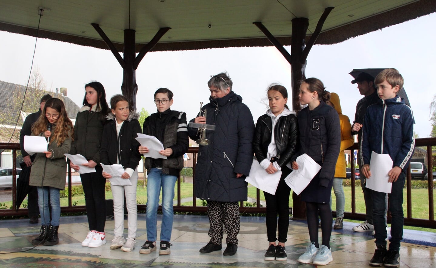 Enkele leerlingen van basisschool De Oversteek in Liempde lazen dinsdagavond een gedicht voor en mochten de krans leggen bij het oorlogsmonument in het Concordiapark. 