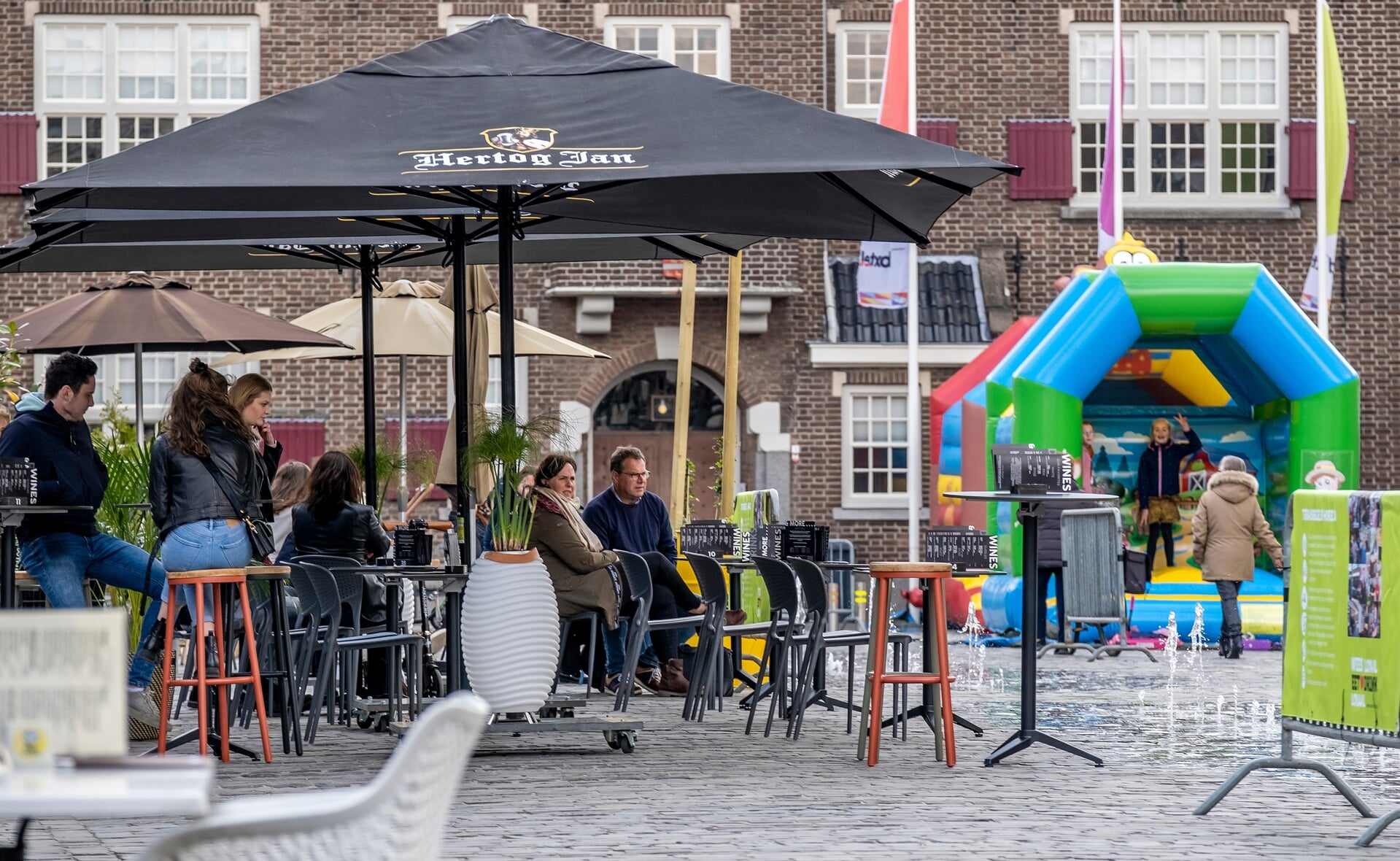 Een terras, springkussens en een achtergrondmuziekje in het Boxtelse centrum: dat kan een mens al gelukkig maken. Bruisend Centrum Boxtel startte afgelopen weekeinde met de eerste activiteiten van 2021. (Foto: Peter de Koning).