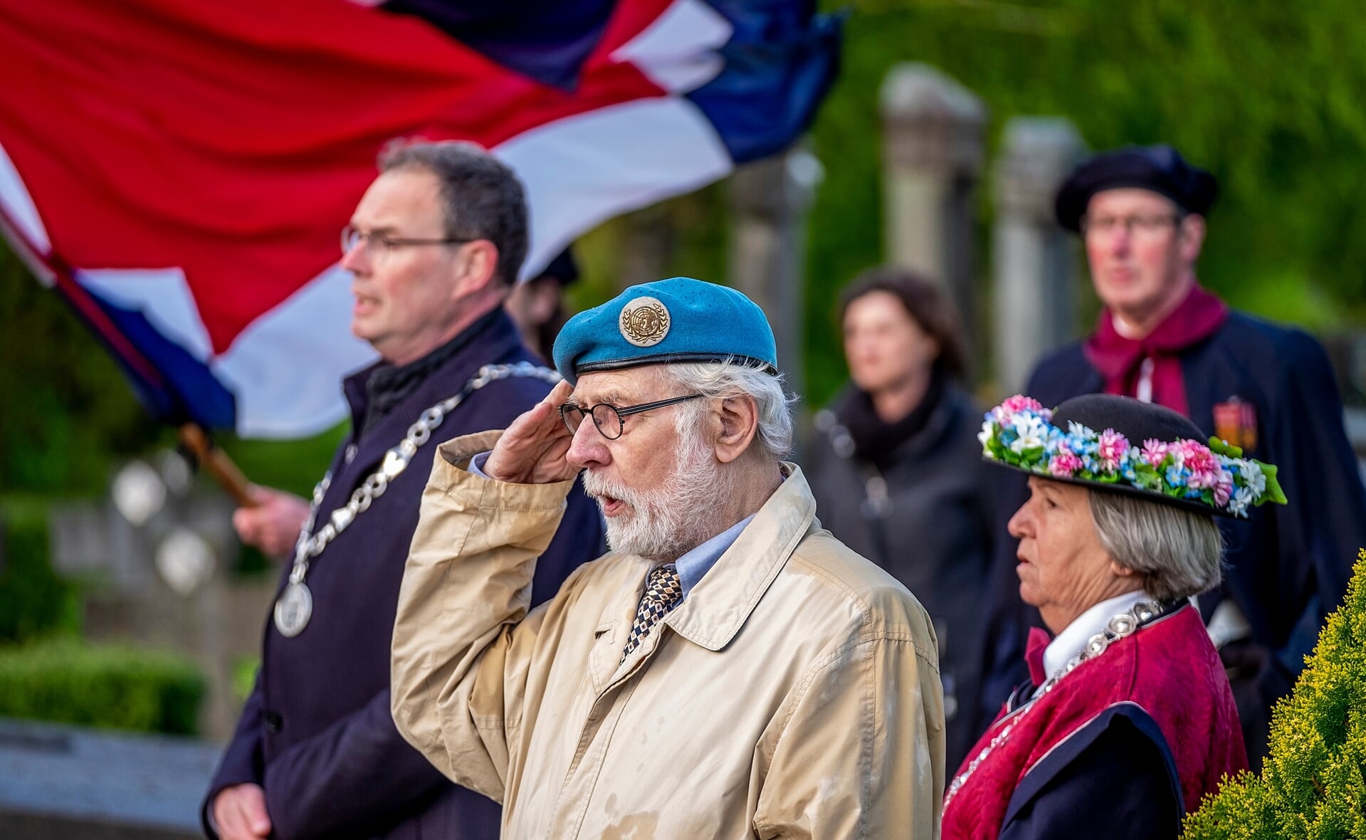 Theo Raaijmakers van Stichting Veteranen Boxtel legde dinsdagavond een krans bij de graven van de RAF-piloten op het Heilig Hartkerkhof samen met burgemeester Ronald van Meygaarden van Boxtel. 