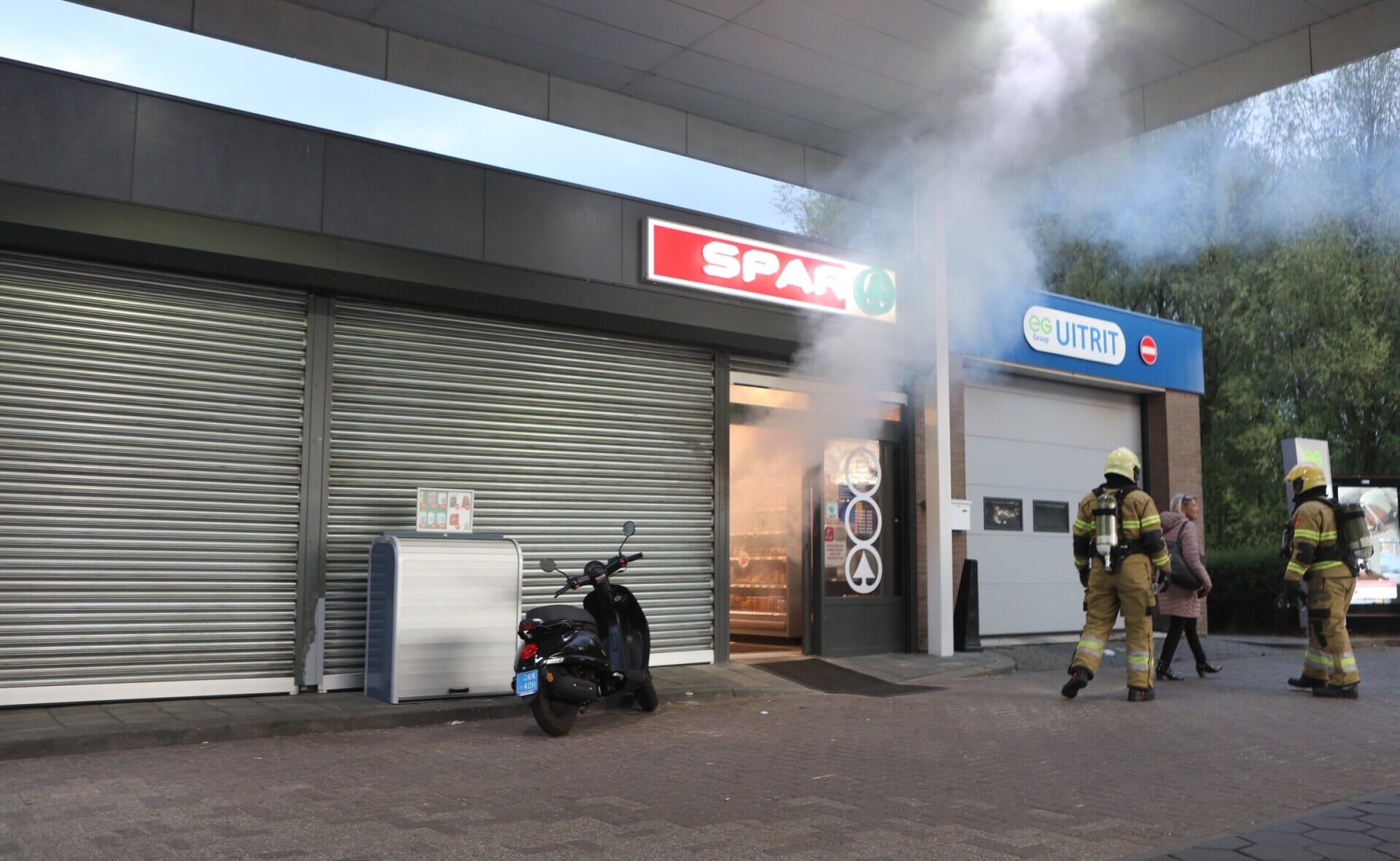 Wel rook, geen vuur. De mistgenerator werd per ongeluk geactiveerd bij het afsluiten van de winkel van het tankstation aan de Brederodeweg. (Foto: Sander van Gils).