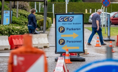 <p>Meteen vanaf de eerste prik is het vrijdag bij sportcomplex De Braken een komen en gaan van mensen die een coronavaccin komen halen.</p>
