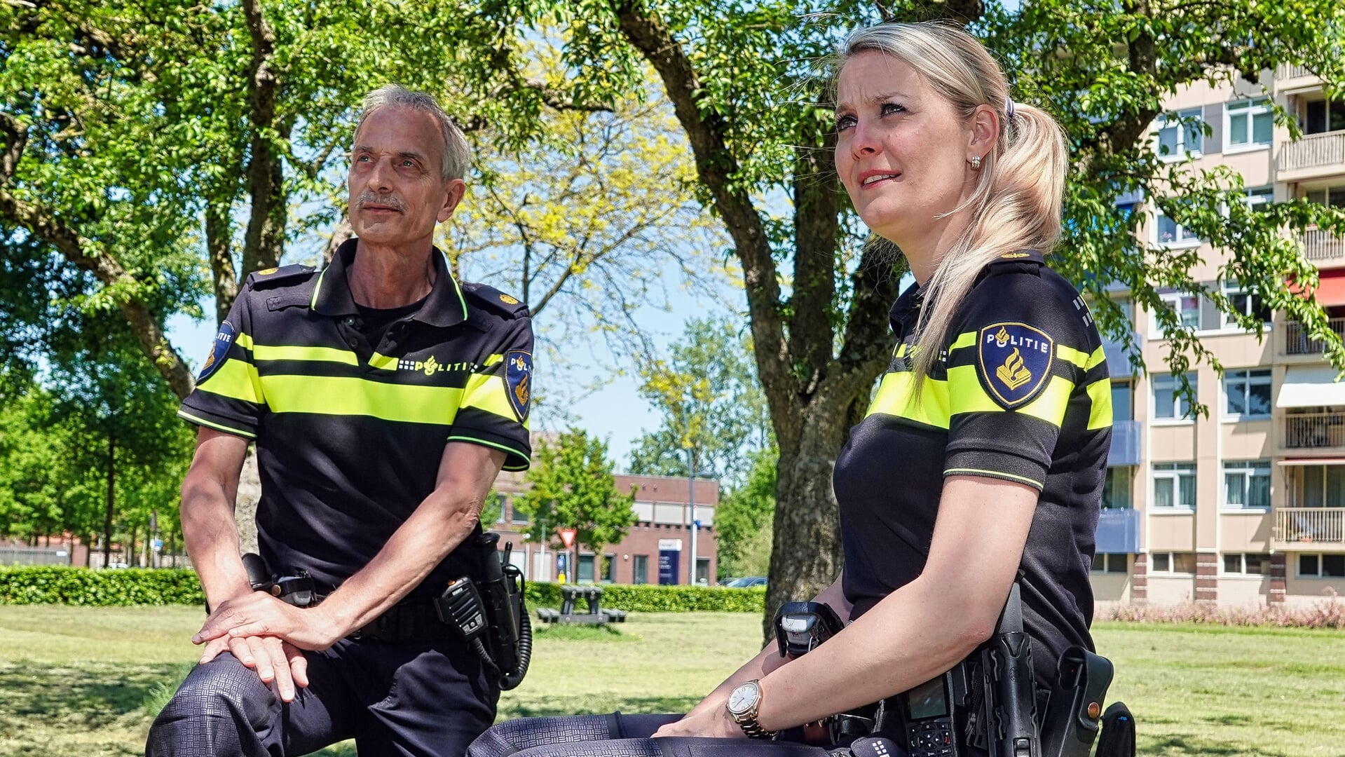 Ad Cleijsen woont in Boxtel én is er bijna 42 jaar wijkagent. Hoofdagent Linda van de Laar, die sinds 2008 vanuit het Boxtelse politiebureau opereert, neemt zijn taak in het werkgebied tussen Bosscheweg-Brederodeweg en rijksweg A2 over. (Foto: Albert Stolwijk).