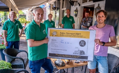 <p>Van links naar rechts: Celes van Zuijlen, Mark van der Laan, Paul Derks, Jeroen van Wylick, Ton van Alphen en Koen de Kort bij café De Durpsherberg voor de promotie van Tourspel Liempde 2021. (Foto: Peter de Koning).</p>