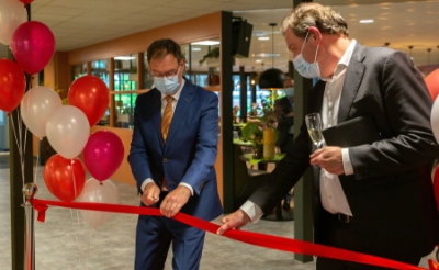 Burgemeester Ronald van Meygaarden en Piet-Hein Buiting, Raad van Bestuur JBZ (rechts) bij het officiële openingsmoment van de verbouwde locatie in Boxtel. (Foto: Daisy Treffers, JBZ)