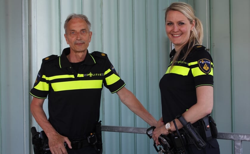 Ad Cleijsen geeft het stokje als wijkagent over aan collega Linda v.d. Laar. Foto Wendy van Lijssel