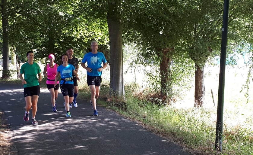 <p>Deelnemers aan Start to Run bij av Marvel in Boxtel bereiden zich voor op het lopen van (bijvoorbeeld) de halve marathon van Eindhoven. (Foto: eigen collectie).</p>