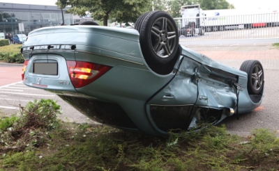 <p>De auto van de veertigjarige Boxtelaar kwam op zijn kop terecht. (Foto: Sander van Gils). </p>