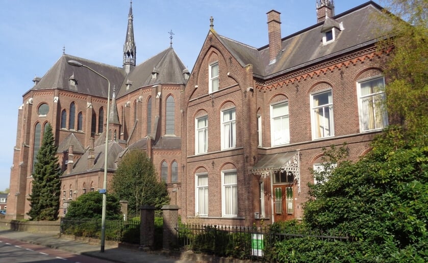 <p>De eerste wandeling gaat van start bij de Heilig Hartkerk. De pastorie komt ook voorbij. Foto: Harrie van den Berg.</p>