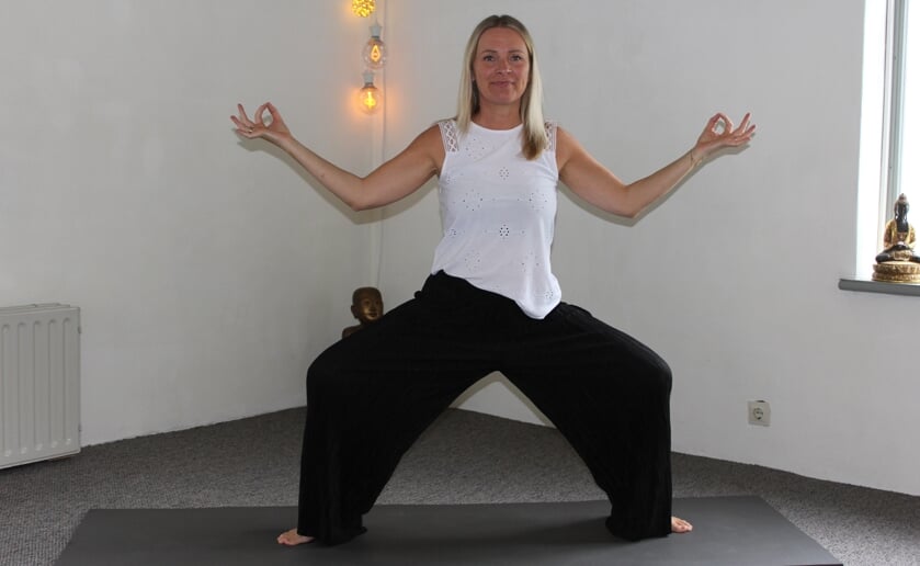 Yogadocent en therapeut Petri deelt haar kennis en kunde in haar praktijk Yogaster. Foto Wendy van Lijssel