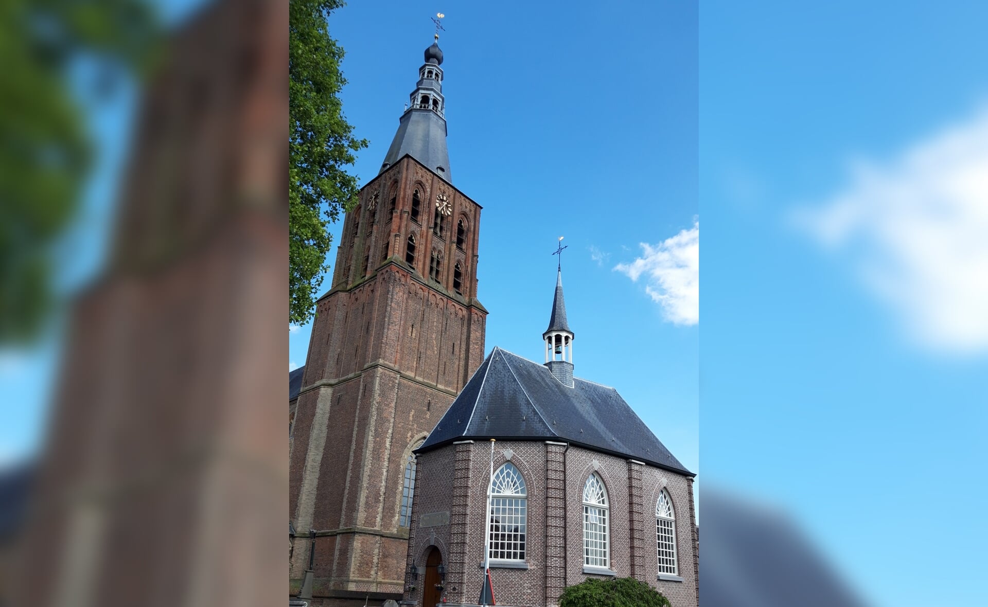 Het protestants kerkje aan de Clarissenstraat in Boxtel werd in 1812 gebouwd en is ontworpen door de Boxtelse architect, landmeter en politicus Hendrik Verhees. Op de achtergrond de toren van de Sint-Petrusbasiliek.