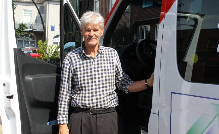 Frans Daniëls is al vanaf dag één actief als voorzitter en chauffeur van Buurtbusvereniging Boxel. Foto Wendy van Lijssel