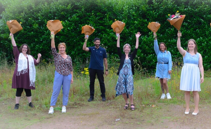 <p>De acht 'lefgozers' die onlangs hun twee diploma's hebben behaald. Rechts is de Boxtelse Berdine van de Laak. (Foto: Mirjam Laming).</p>