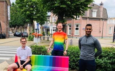 <p>De begeleiders van Jong&Out Boxtel van links naar rechts: Arthur Steinhoff, Thierry Koningstein en Aldwin Larmonie. Zij staan uiteraard bij het regenboogbankje dat op initiatief van de destijds tienjarige Boxtelse Tess Scheepers in december verrees bij het NS-station. (Foto: eigen collectie).</p>