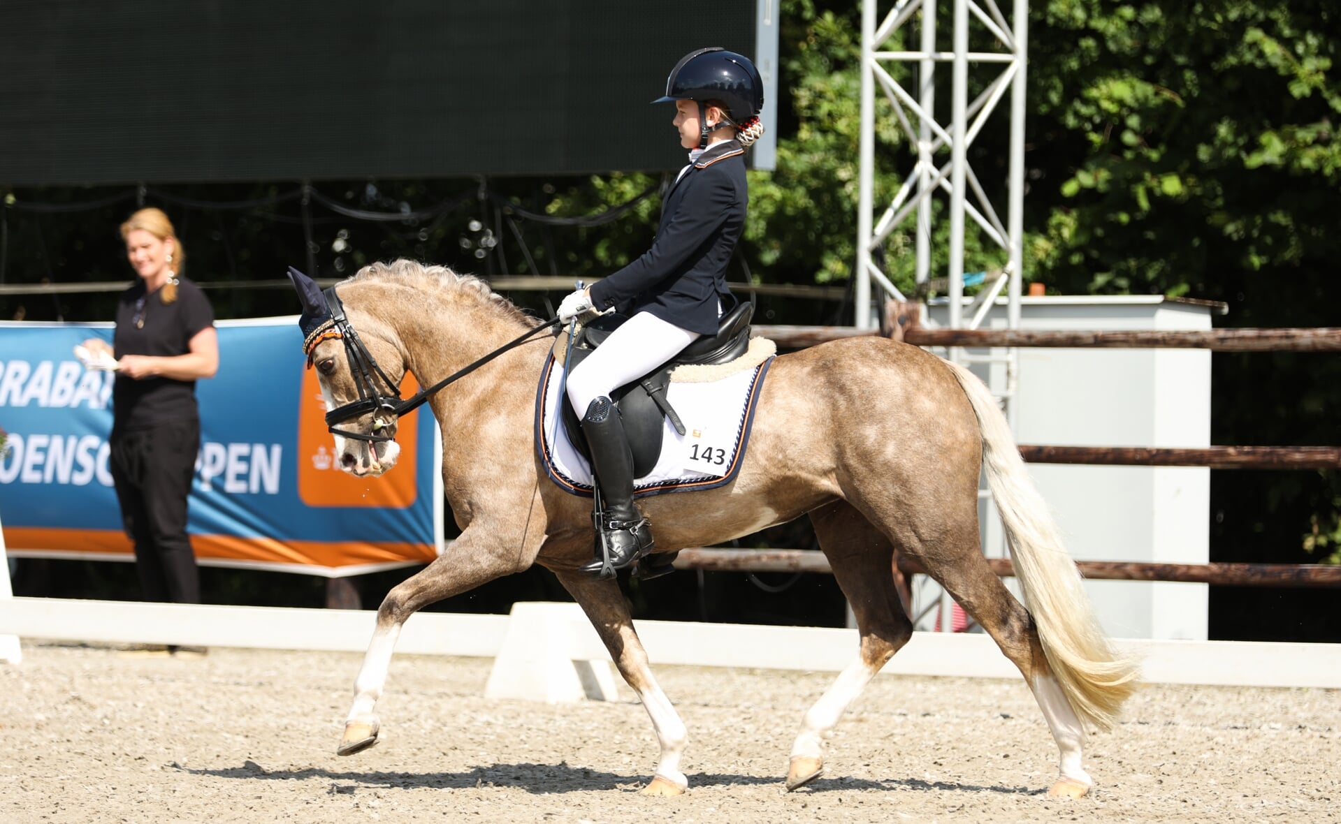 Sofie Teulings en haar pony Isabel winnen een gouden medaille op het Brabants kampioenschap dressuur. (Foto: VGGO Fotografie).