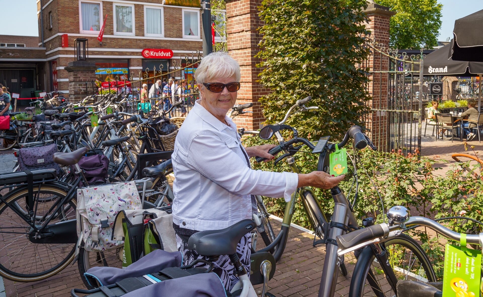Deze vrouw vond vorig jaar een groen label aan haar fietsstuur. Haar rijwiel stond op een plek die daarvoor bedoeld is.