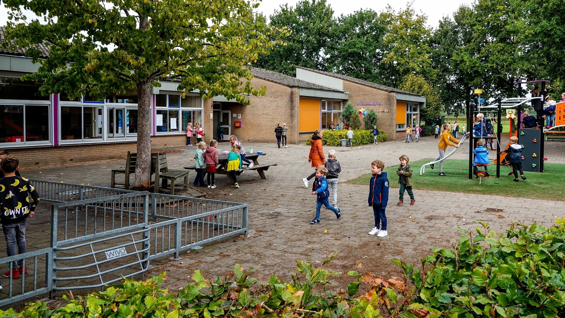 De Willibrordusschool in Esch is aan vernieuwing toe. Over nieuwbouw of renovatie wordt al lang gediscussieerd. (Foto: Albert Stolwijk).