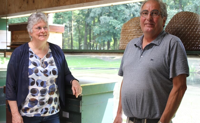 Mieke en Tom zijn al jaren fervent imkers en nodigen iedereen van harte uit in 't Raathuis. foto Wendy van Lijssel
