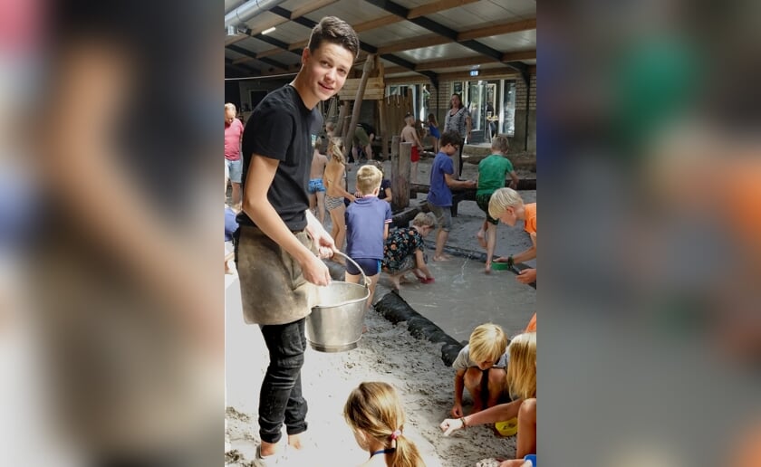 Jurre Maas draagt een emmer 'goud'. Hij verstopt de klompjes in de zandbak. (Foto: Gerard Schalkx).