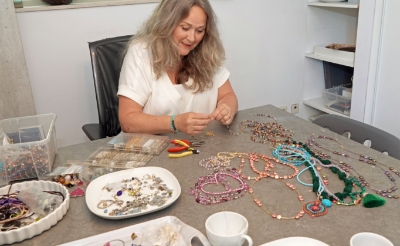 <p>Caroline Albert uit Boxtel opent binnenkort een pop-up store waar ze zelfgemaakte sieraden verkoopt. (Foto: Albert Stolwijk). </p>