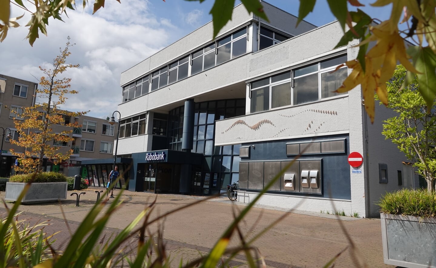 Het pand waarin de Rabobank gevestigd was, biedt vanaf 29 september onderdak aan 34 Oekraïners. Dit worden er later meer.