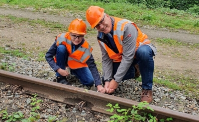 <p>Daan Gokke helpt wethouder Fred van Nistelrooij een handje met het spoor. (Foto: eigen collectie).</p>