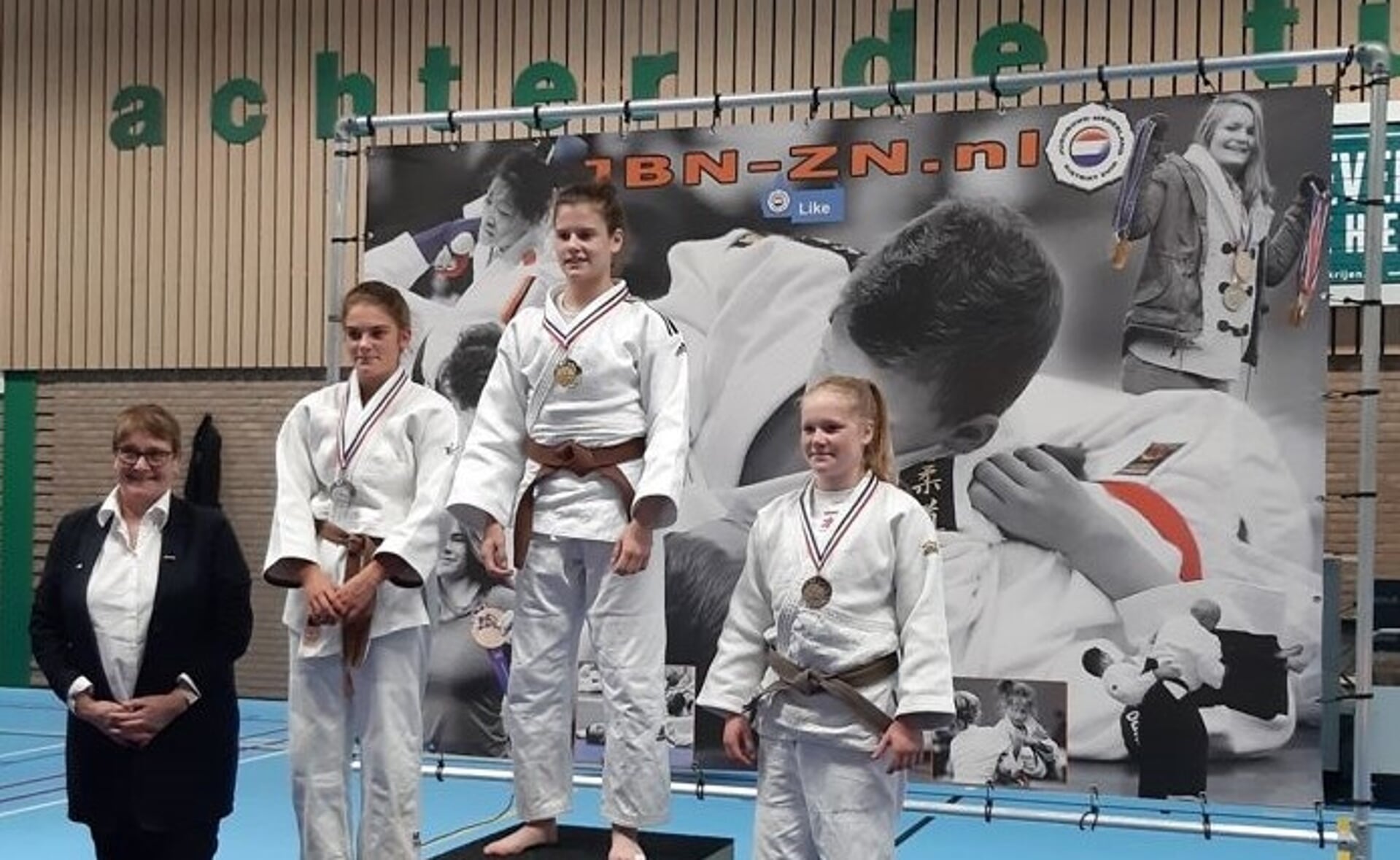 Keira Kreijveld (links) op het podium tijdens een eerder toernooi. Toen won ze zilver. (Foto: eigen collectie).