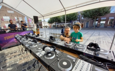 Oscar en zijn vader spelen met muziek door de draaitafel te beroeren.