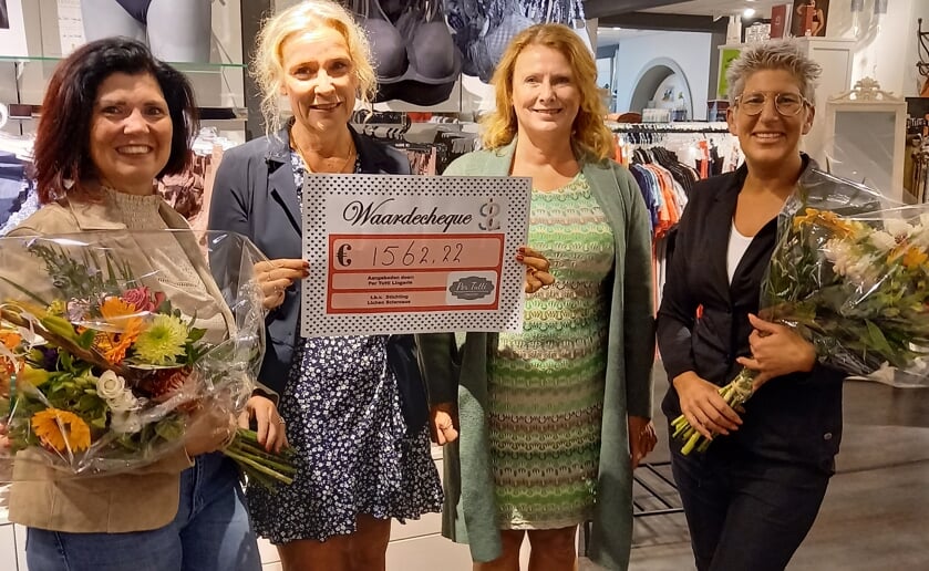 José Gerrits overhandigde samen met Natasja Willems een cheque aan Ellen swarborn (voorzitter) en Astrid Schering (secretaris ) van de stichting Lichen sclerosus.