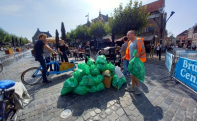 <p>Merijn Koelink (op de bakfiets) reed met volle vuilniszakken naar de Markt. Hij trof in Boxtel vooral veel blikjes aan.</p>