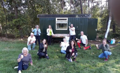 <p>De werkgroep HBL Boxtel heft een bekertje op de ondertekening. (Foto: eigen collectie).</p>