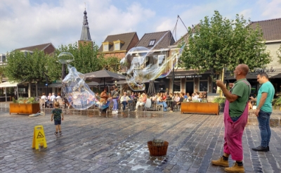 Bellentuin biedt kindervermaak op de Markt tijdens Bockesprongen. Volwassenen kunnen er ook wat van.