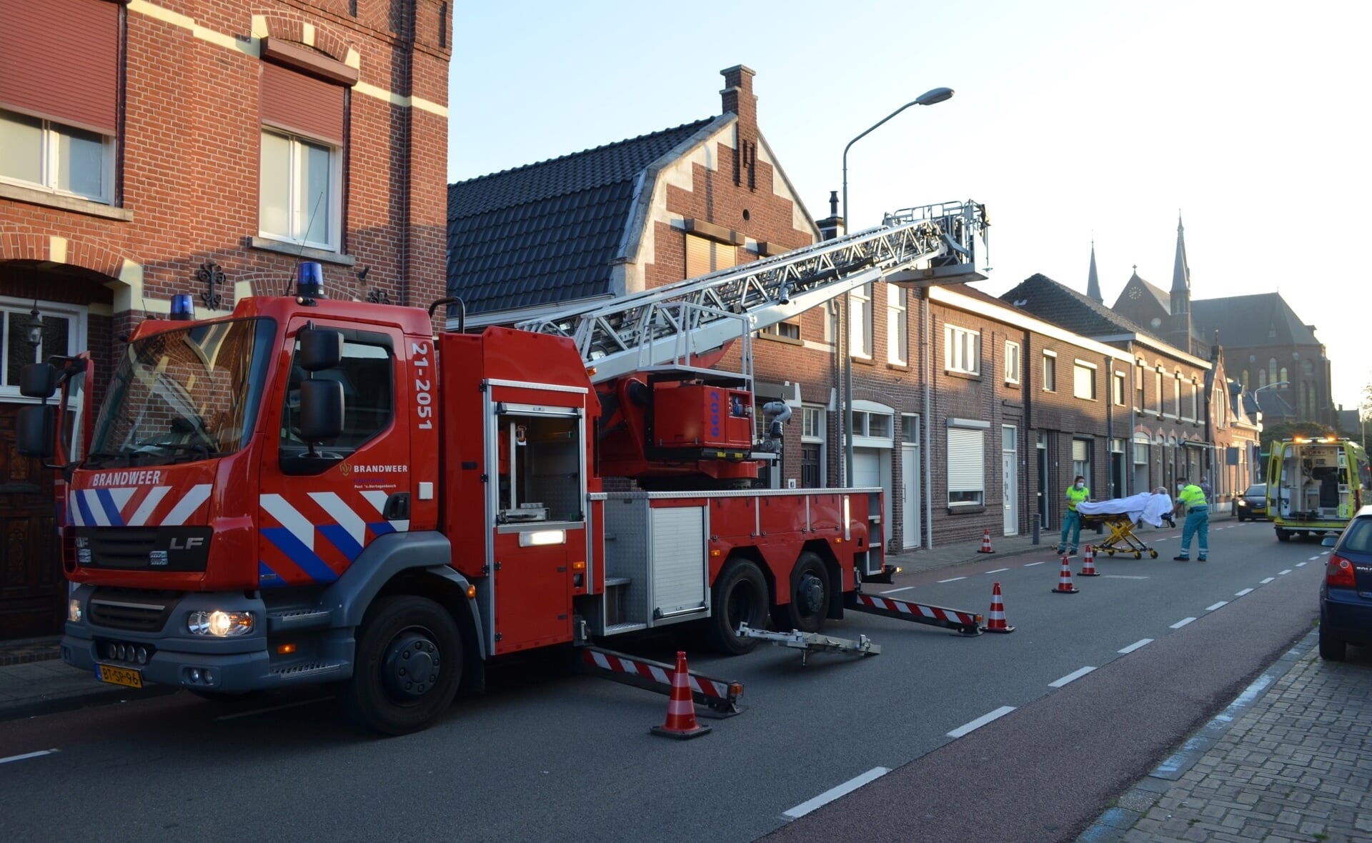 De brandweer heeft met een ladderwagen een zieke uit huis gehaald. De Baroniestraat werd deels afgesloten. (Foto: Marie Fick).