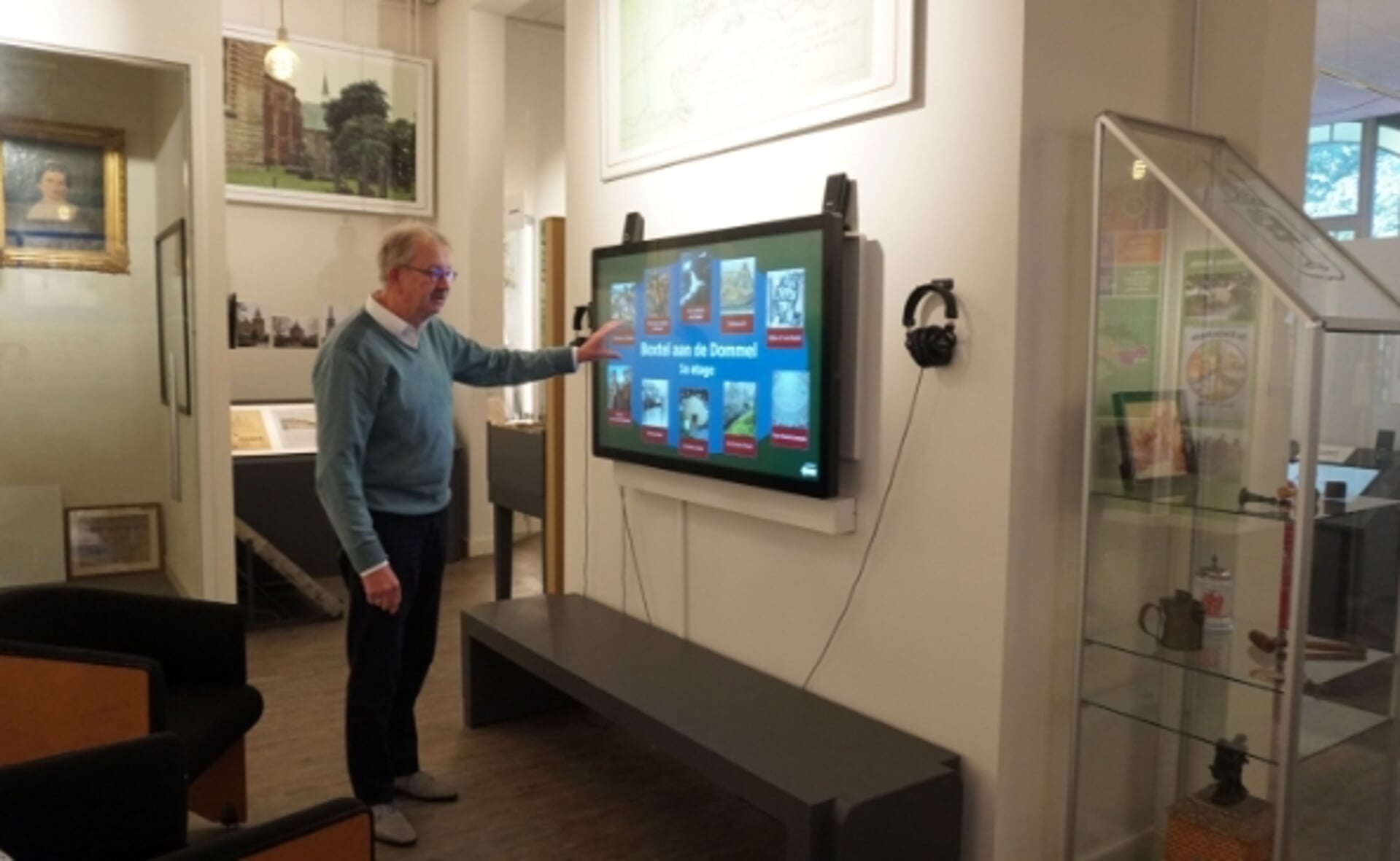 MUBO-voorzitter Willem van Vossen toont één van de tien nieuwe touchscreens.