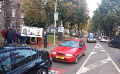 <p>Het verkeer is hier bar en wij zijn boos. Protest in 2019 tegen de verkeersdrukte op de Baroniestraat. (Foto: Henk van Weert).</p>
